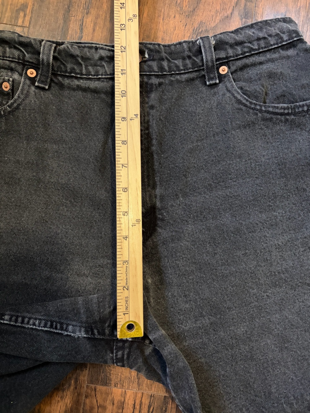 Vintage 1995 Levi’s 551 Relaxed Fit Worn Black 7” Inseam Denim Shorts - Picture 10 of 12